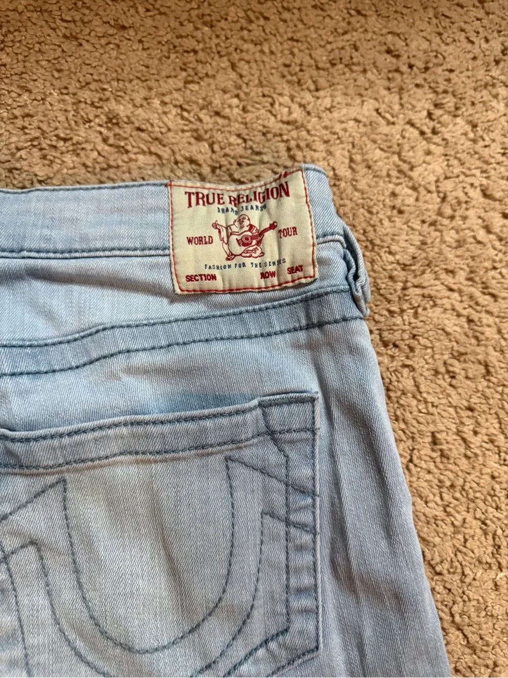 Men’s True Religion Riley knee-length light wash denim shorts Size 30